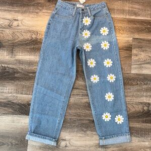 Daisy Embroidered Women's Cropped Jeans